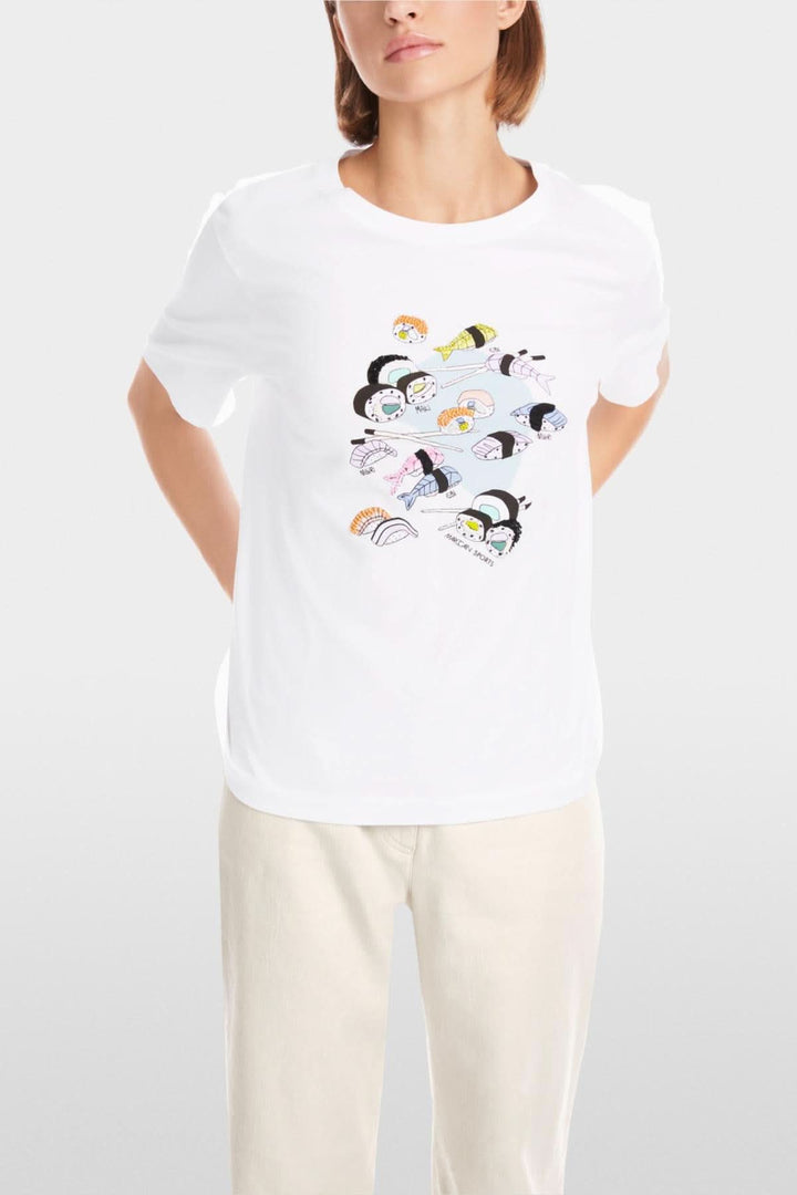T-shirt blanc avec un design sushi coloré, perles et paillettes, coupe décontractée pour l'été.