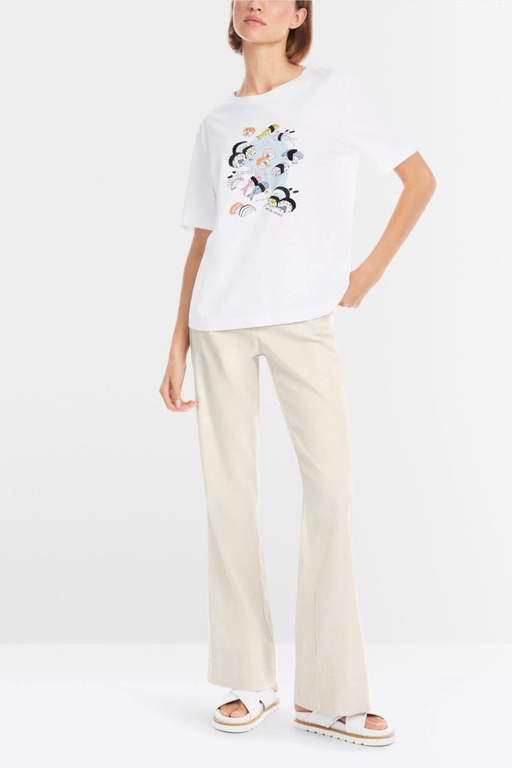 T-shirt blanc avec application sushi colorée, décontracté et léger, parfait pour l'été.