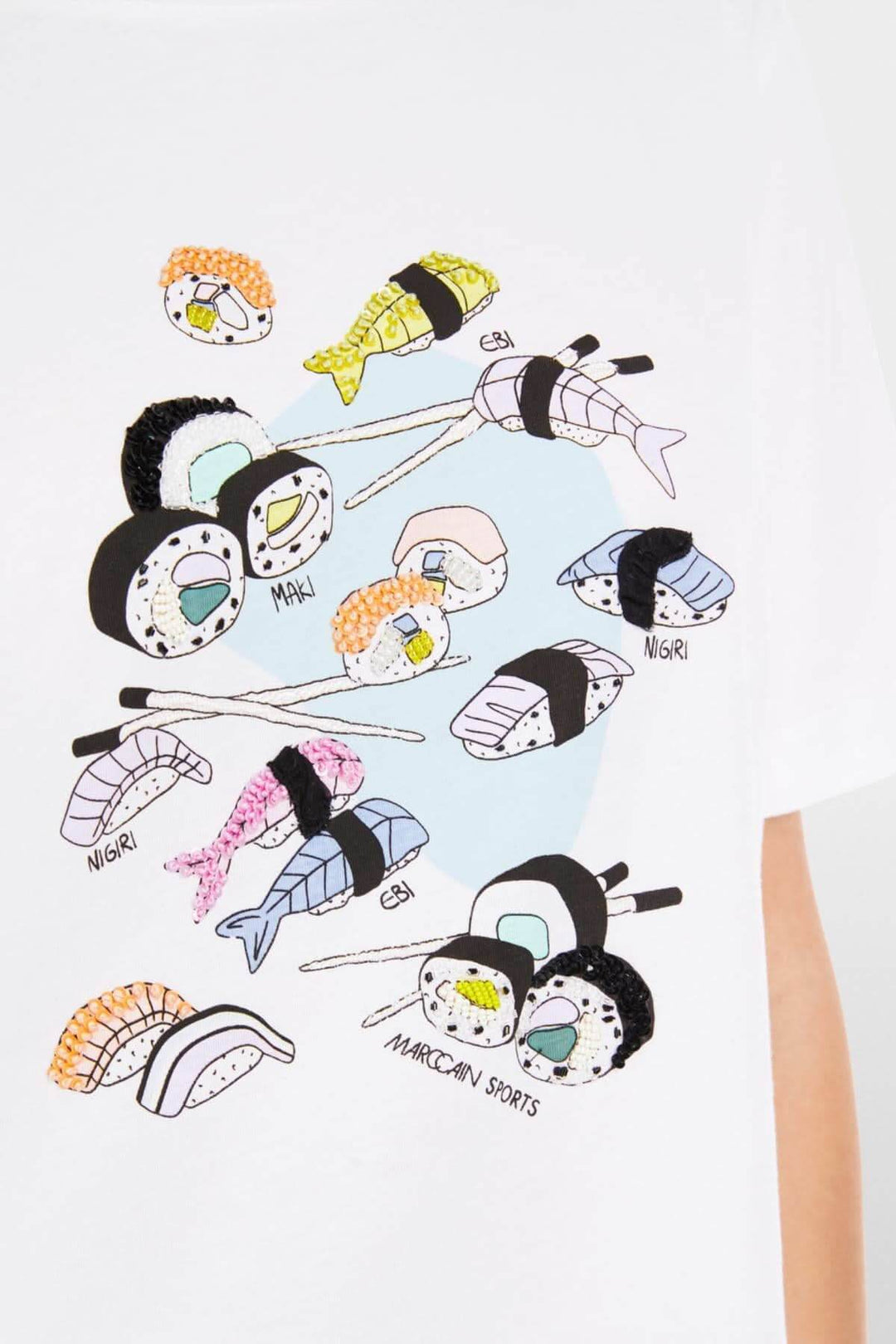 T-shirt blanc avec application de sushi colorés et graphiques stylisés, parfait pour un look estival.