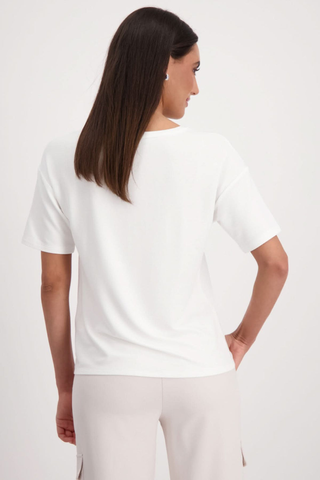 Vue arrière d'un t-shirt blanc avec manches courtes pour femme, offrant confort et style.