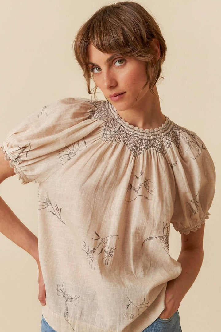 T-shirt avec détails au crochet, manches bouffantes et imprimé floral, style décontracté.