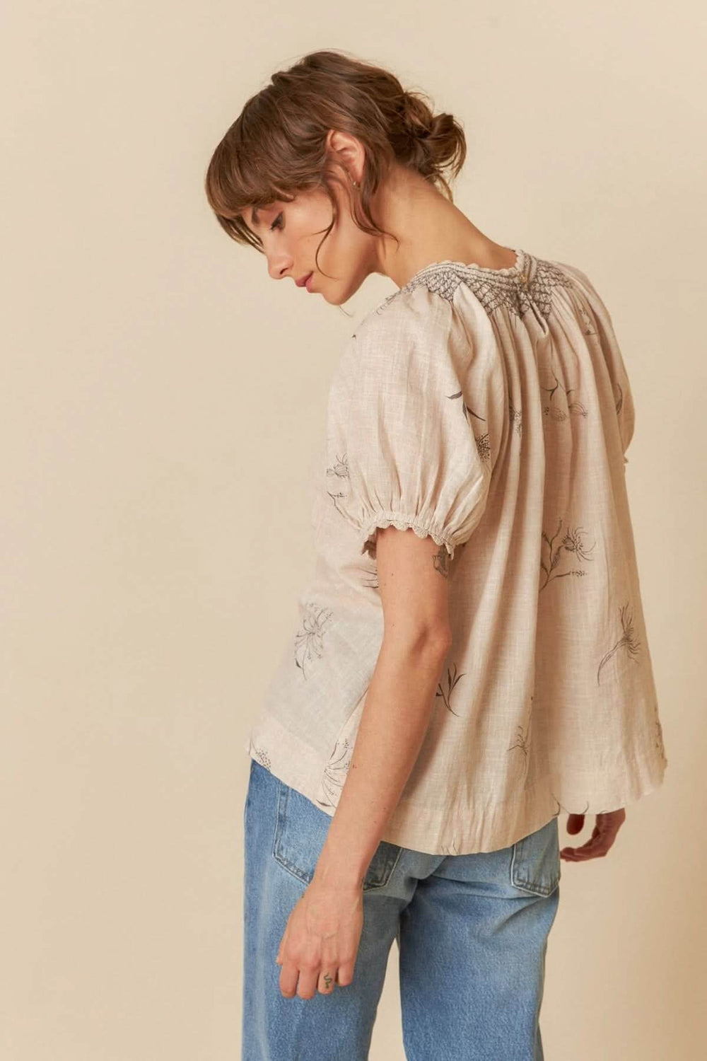T-shirt à manches bouffantes avec col smocké et imprimé floral, parfait pour une silhouette décontractée.