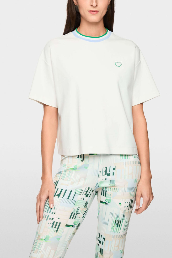 T-shirt avec détails en forme de cœur et à rayures, encolure ronde contrastante, et manches larges pour un style moderne et décontracté.