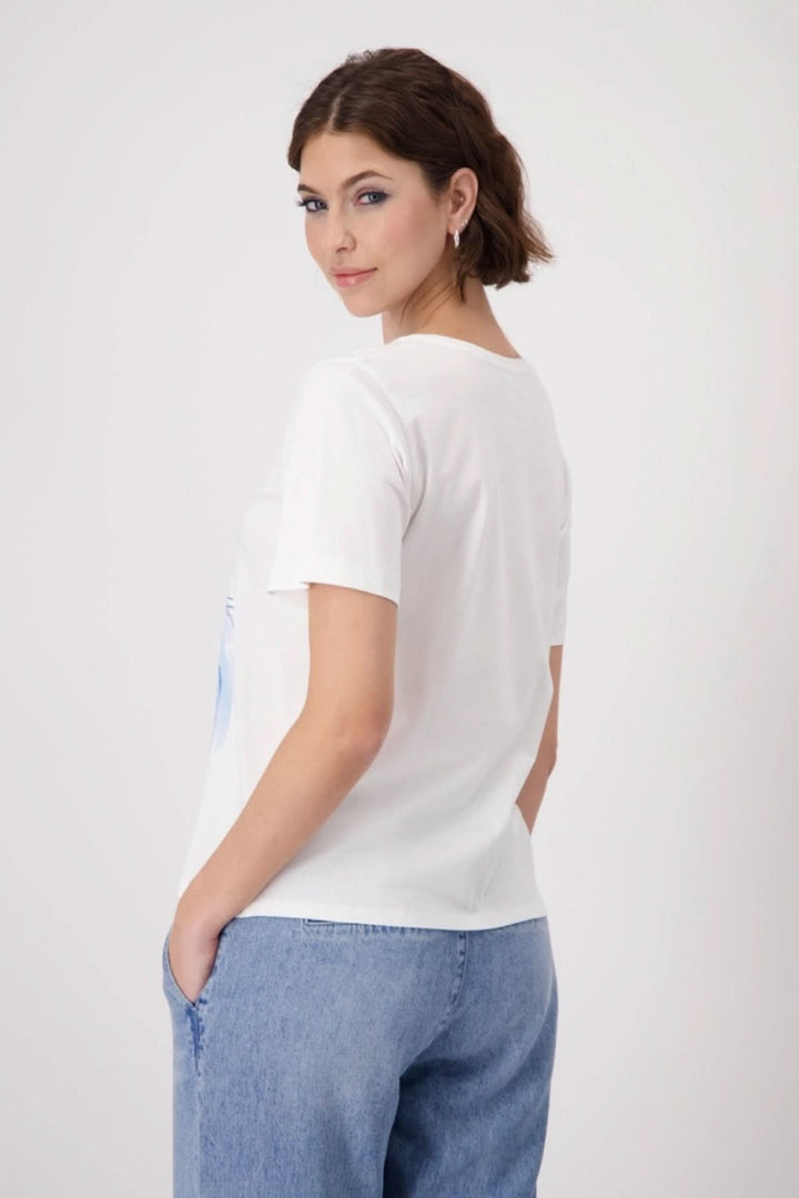 T-shirt en coton blanc avec imprimé élégant à strass, mannequin portant un look chic et décontracté.
