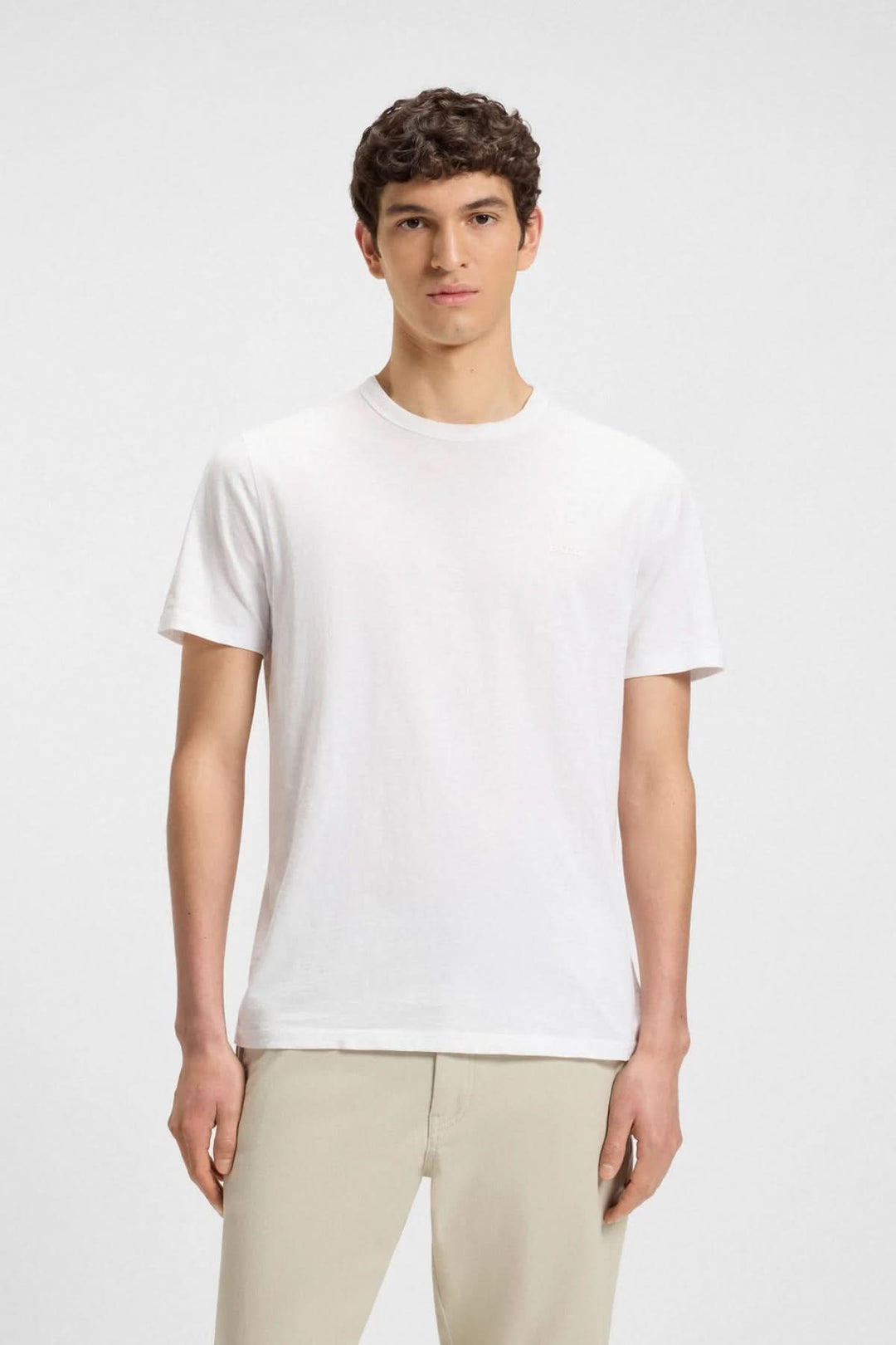 T-shirt en coton blanc pour homme avec coupe droite et col rond, style décontracté et intemporel.