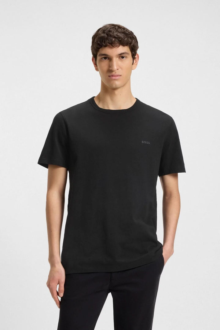 Homme portant un t-shirt noir avec logo brodé Boss, coupe droite et col rond classique.