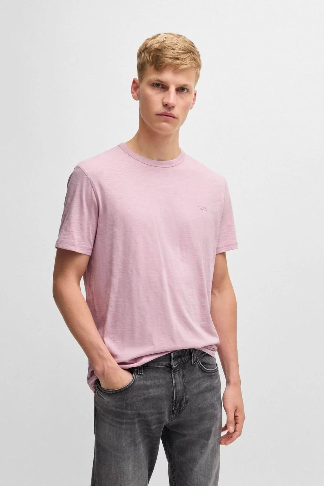 T-shirt en coton doux rose avec logo Boss brodé, coupe droite, manches courtes, parfait pour un look décontracté.