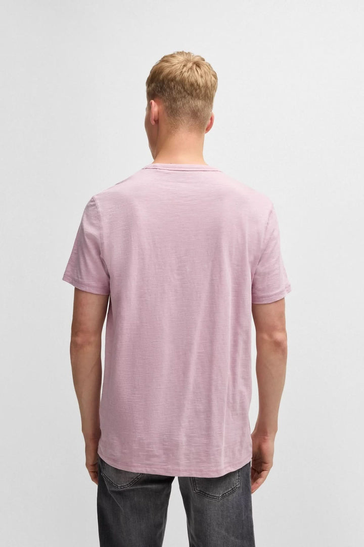 Homme de dos portant un t-shirt en coton doux de couleur rose avec une finition chinée.