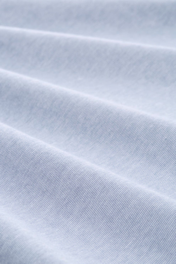 Gros plan sur un tissu de t-shirt en coton doux, idéal pour un look décontracté et minimaliste.