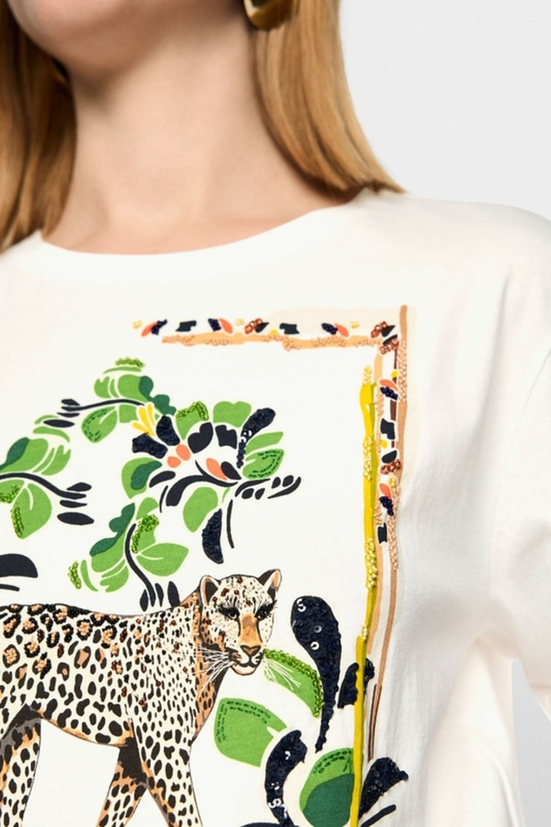 T-shirt avec motif léopard, coton, manches courtes, broderies paillettes, confort ample, col rond, imprimé stylisé, modèle femme.