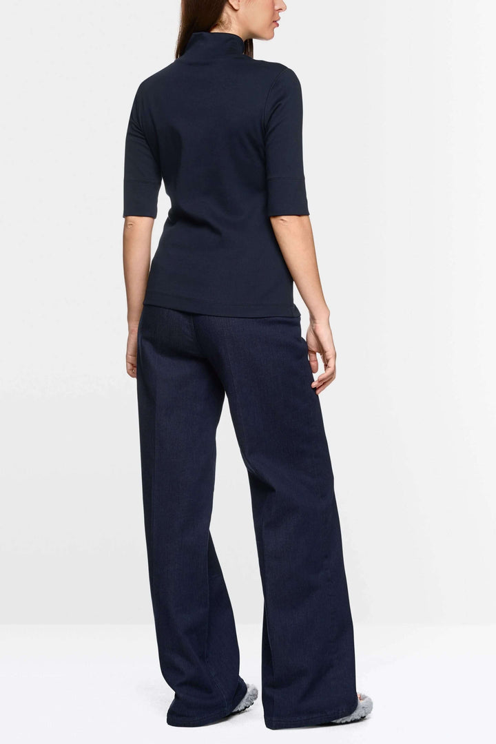 T-shirt basique à col montant, mi-longues, avec coupe ajustée, porté avec un pantalon large.