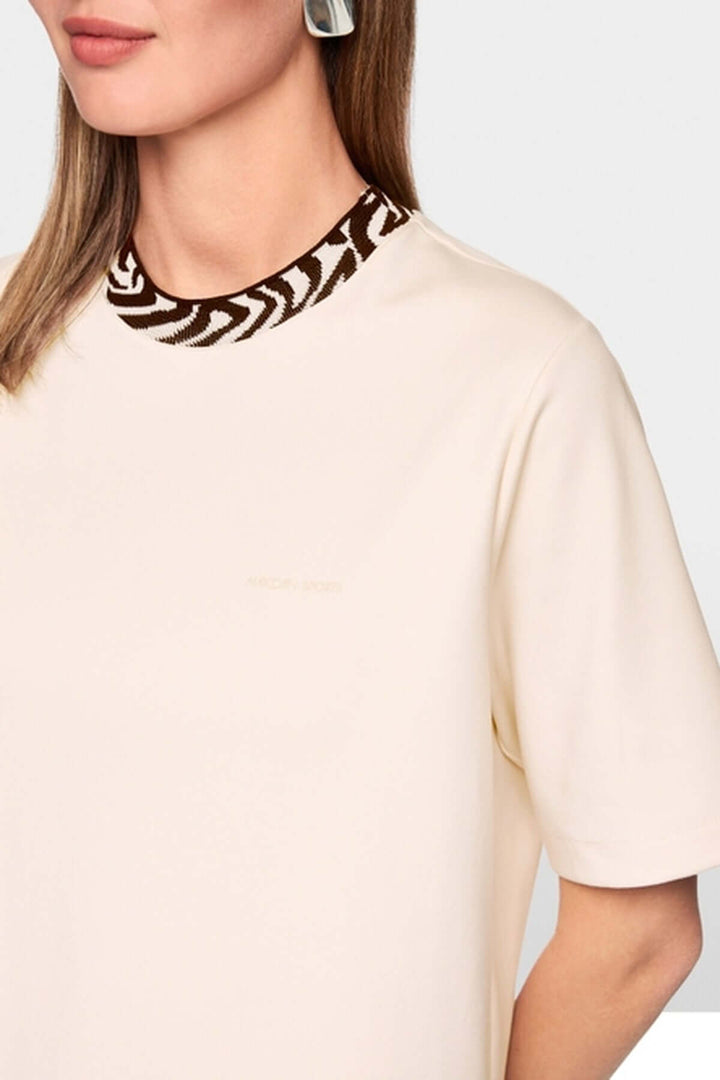 T-shirt classique décontracté avec manches courtes et col contrasté, logo Marc Cain Sport visible, coupe droite et toucher doux.