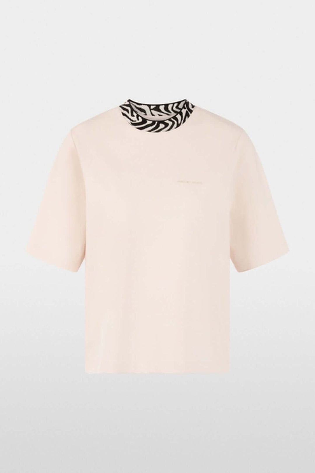 T-shirt classique blanc à col contrasté avec logo Marc Cain Sport, coupe droite et manches courtes en coton doux.