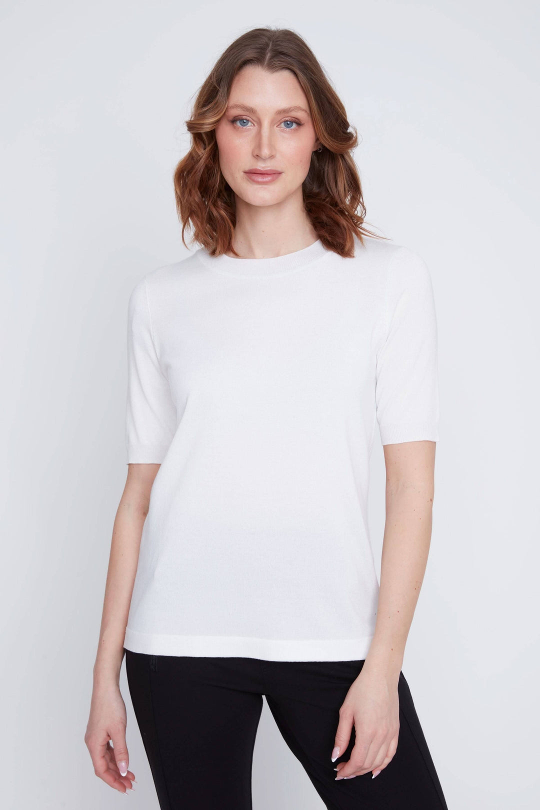 T-shirt classique blanc à manches courtes, coupe droite et encolure ronde pour un look minimaliste et élégant.