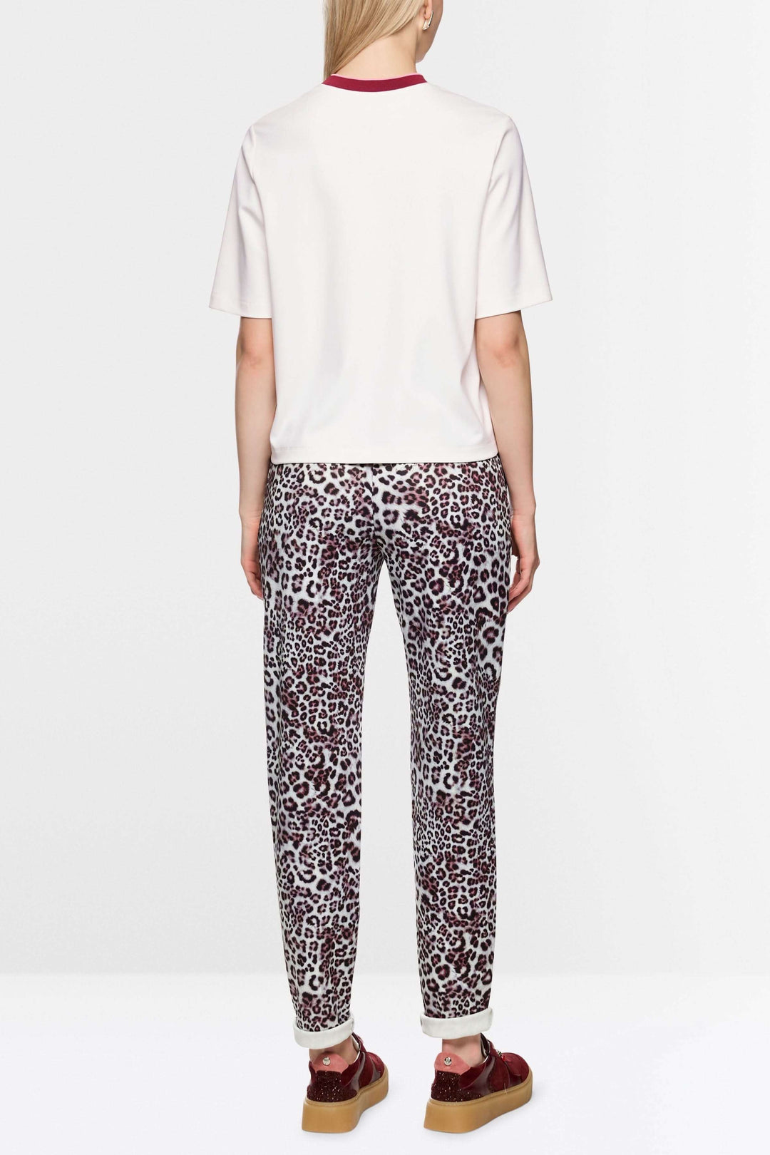 T-shirt classique blanc à col contrasté et logo Marc Cain, manches courtes, porté par un mannequin de dos, style décontracté, confortable.