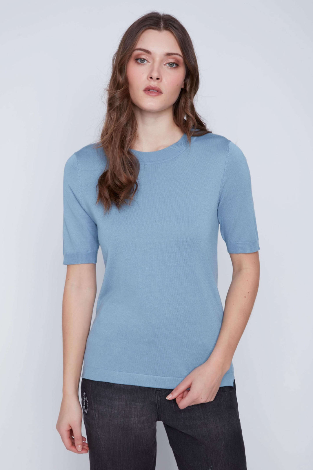 T-shirt classique bleu à manches courtes, encolure ronde, coupe droite, style minimaliste et élégant.