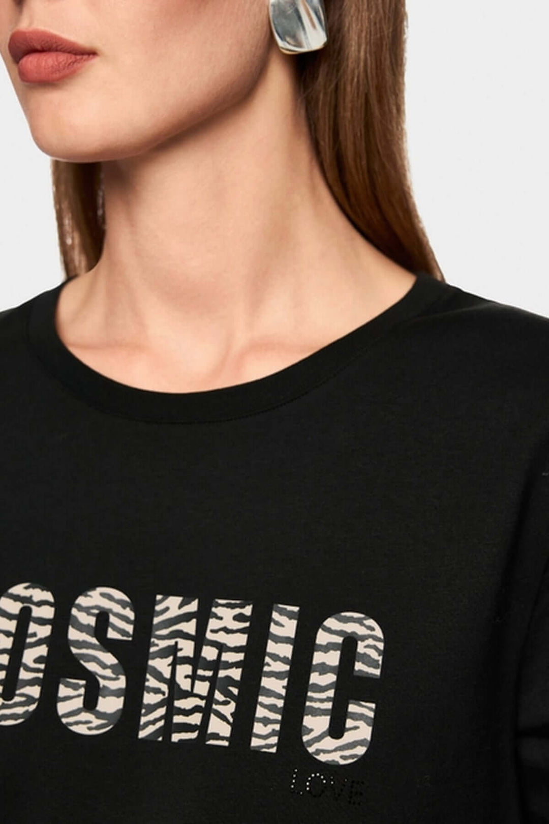 Femme portant un T-shirt classique col rond avec imprimé « Cosmic Love » en coton biologique, certifié Rethink Together.