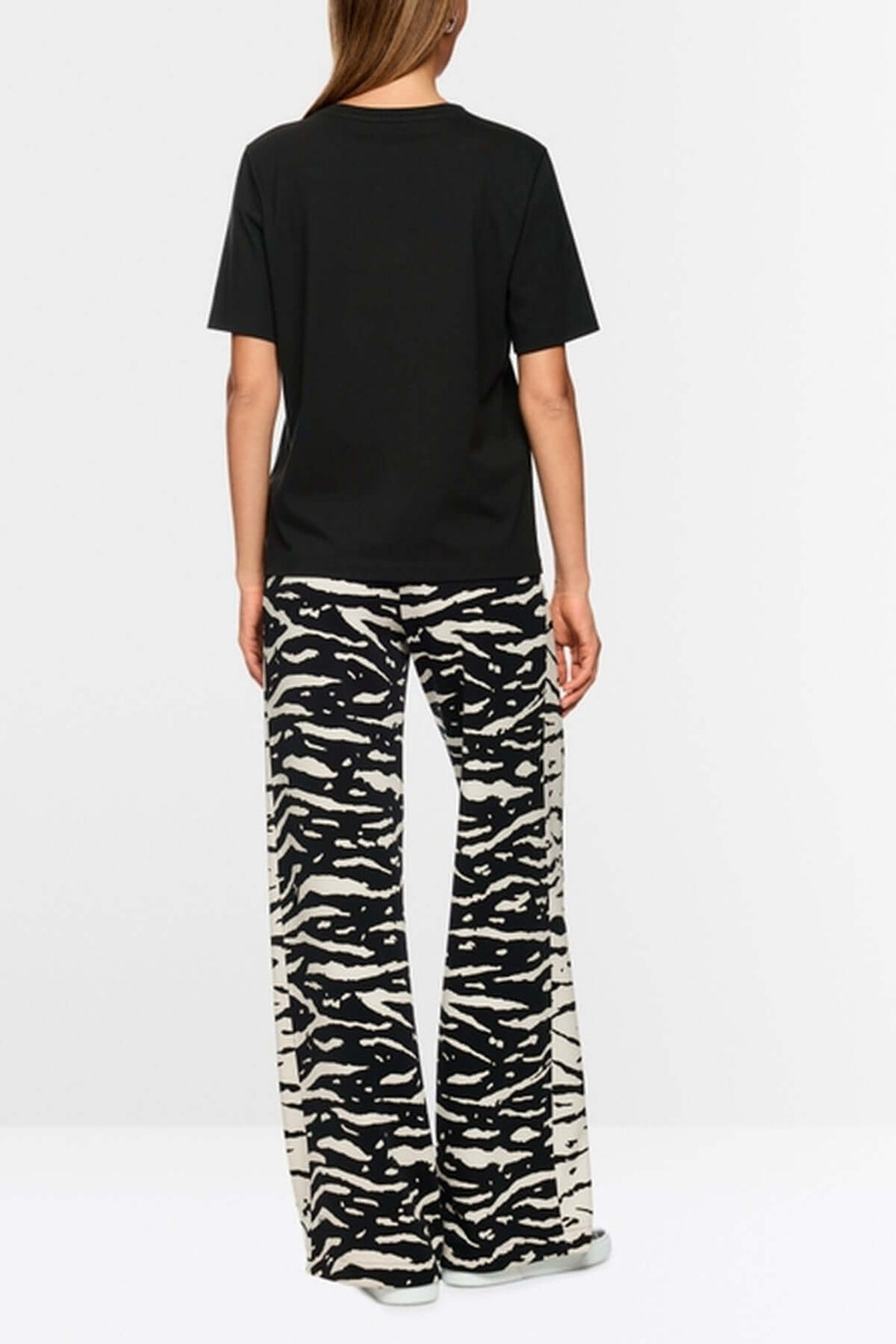 T-shirt classique col rond en coton biologique, vue arrière, avec mannequin portant un pantalon imprimé animalier et slogan « Cosmic Love ».