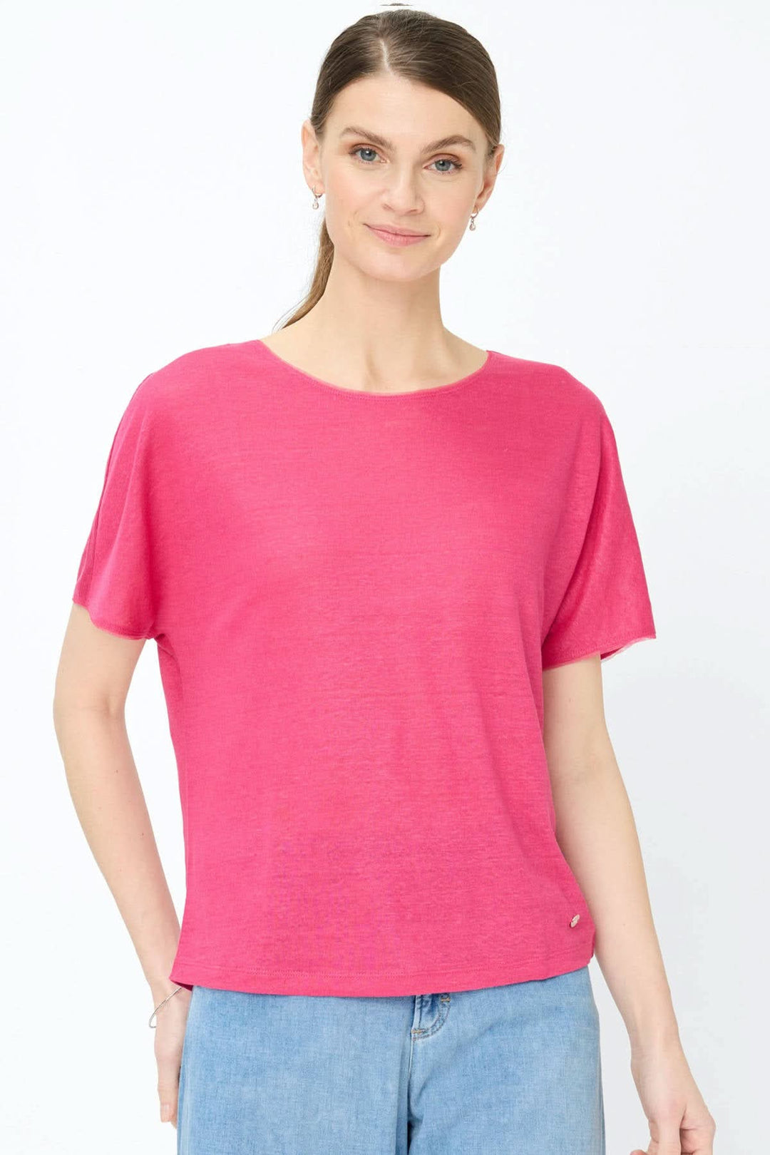 T-shirt col bateau Caelen rose avec manches courtes et coupe fluide, idéal pour un look décontracté et moderne, porté par un modèle féminin.