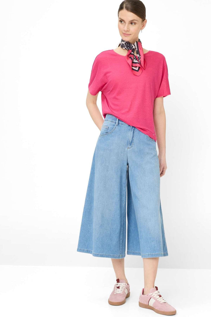 T-shirt col bateau Caelen rose avec jean large, tenue moderne et décontractée pour le quotidien