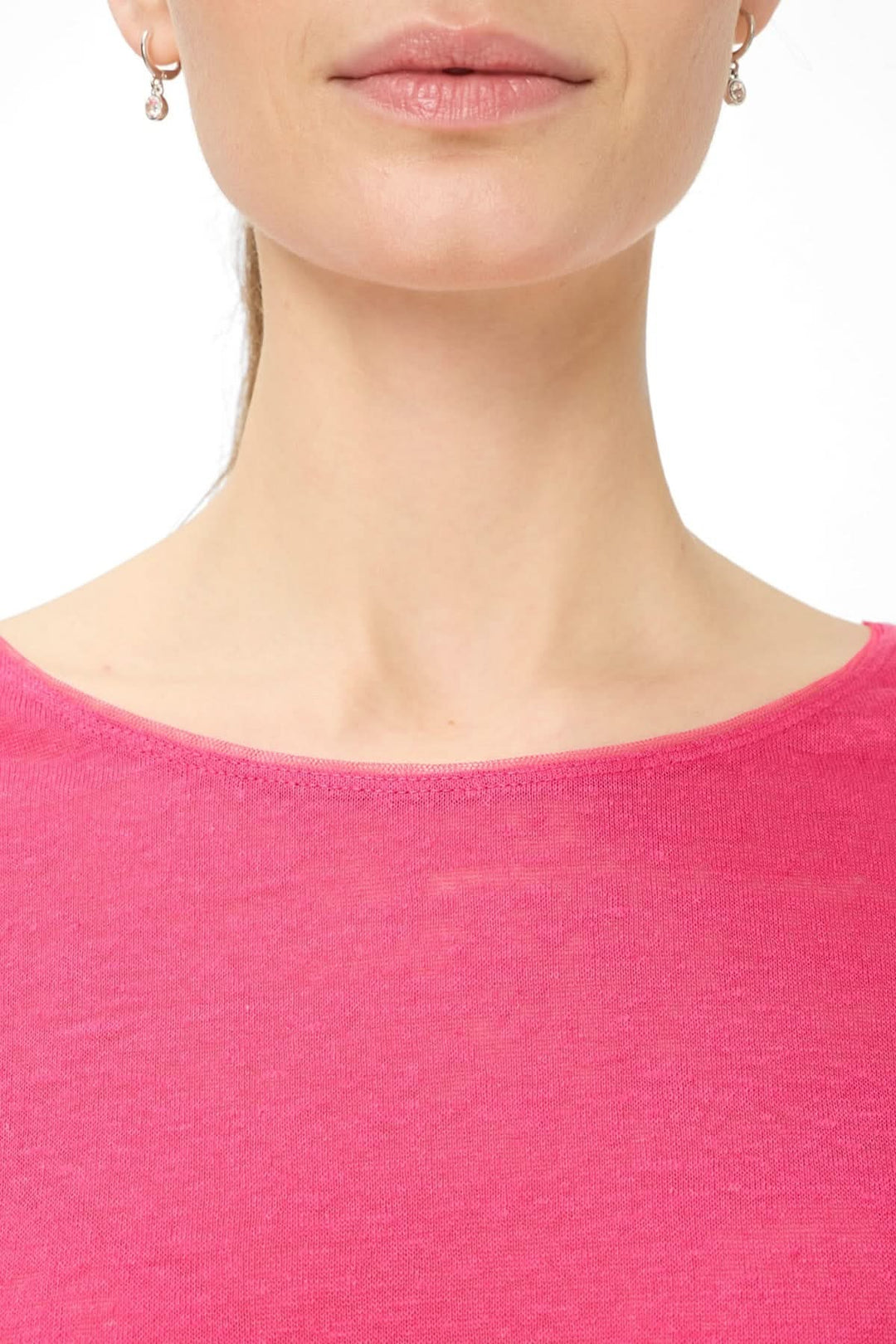 Femme portant un T-shirt col bateau Caelen rose vif, décolleté dégagé, manches courtes, pour un look moderne et confortable.