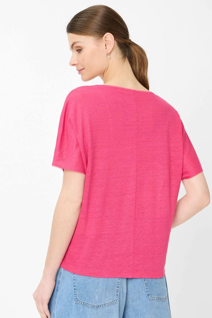 Femme portant un T-shirt col bateau Caelen rose, coupe fluide avec manches courtes, vue de dos, idéal pour un style décontracté.