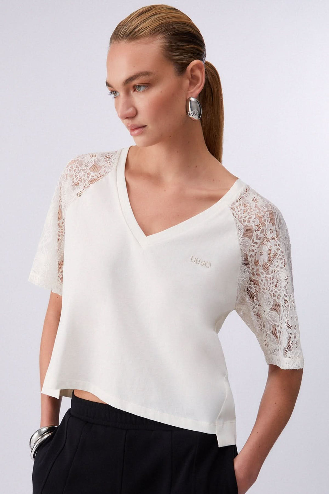 T-shirt à col en V avec manches en dentelle féminin et élégant, parfait pour une tenue sophistiquée au quotidien.