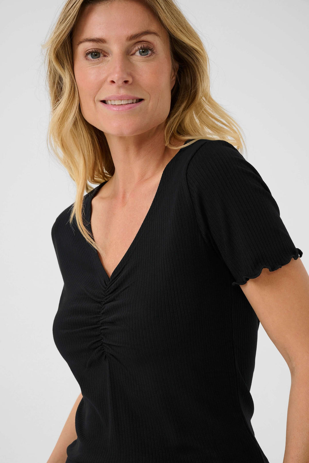 T-shirt à col froncé noir, élégant avec des manches courtes et un design léger, parfait pour les journées ensoleillées.