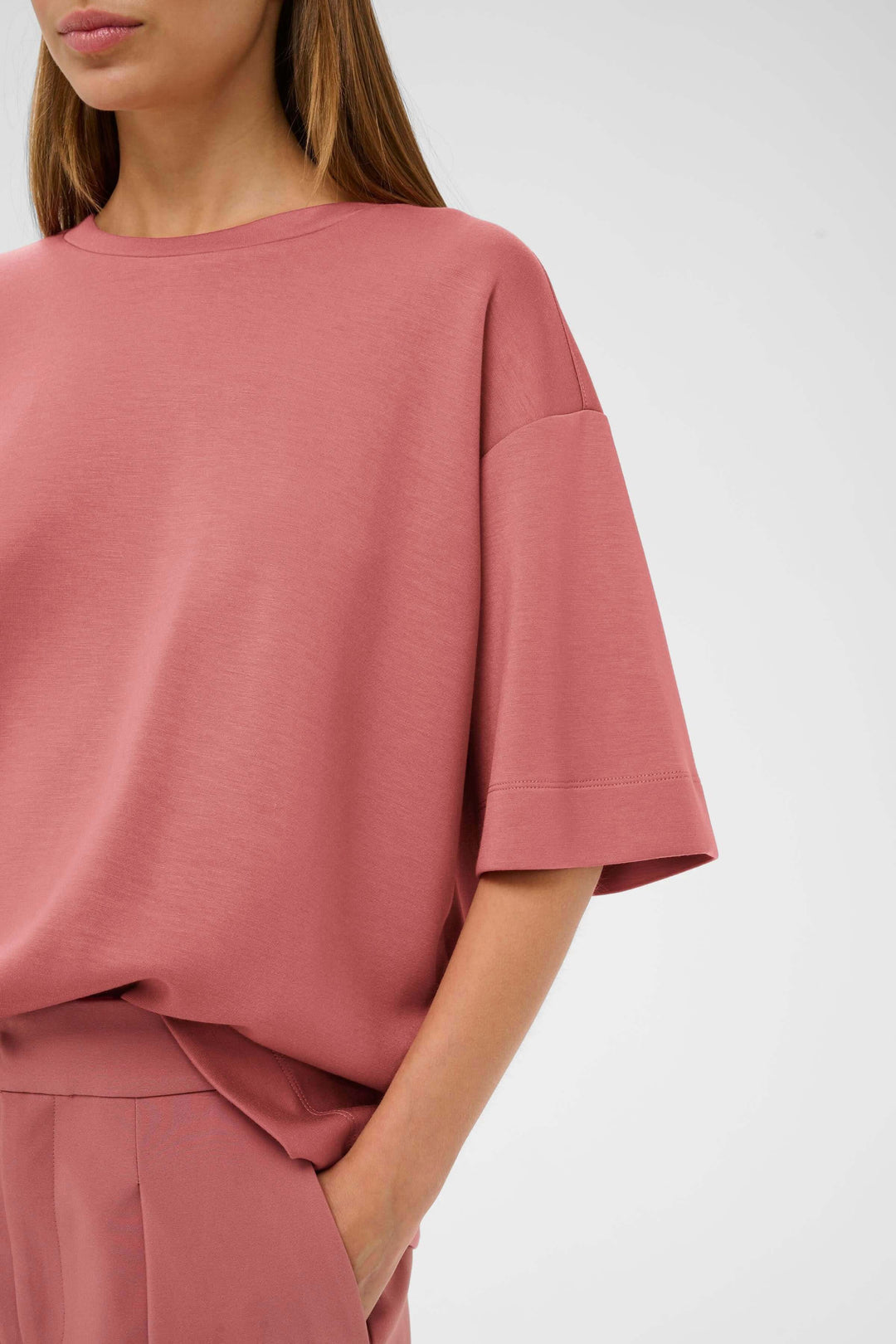 T-shirt Pannie ample moderne pour un style décontracté, en matière fluide avec manches courtes, idéal pour toute garde-robe polyvalente.