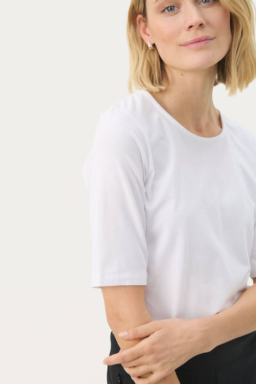 Femme portant un T-shirt coupe droite Nemi blanc, design épuré