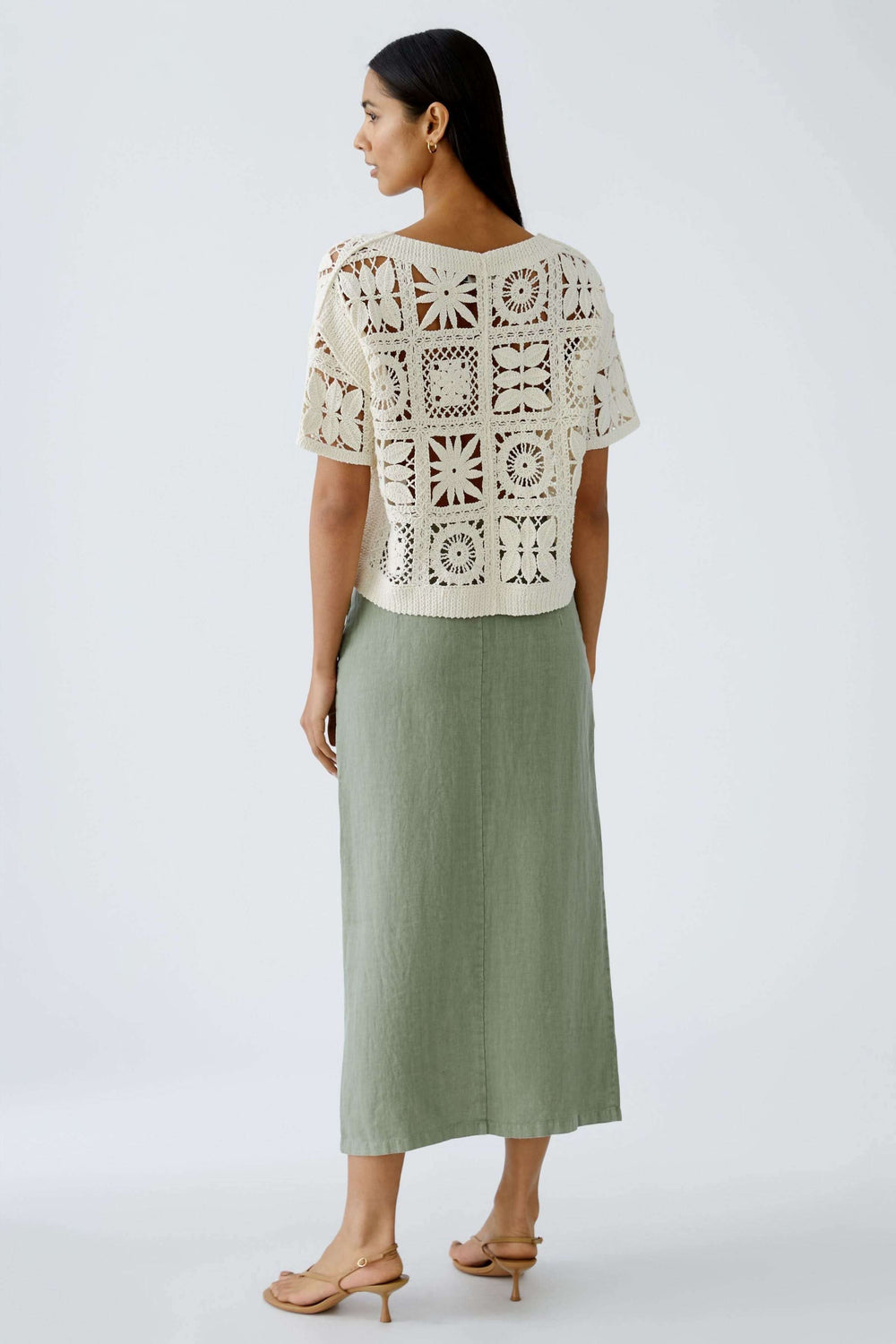 T-shirt crocheté à motifs géométriques, coupe courte, porté avec une jupe longue, style bohème chic.