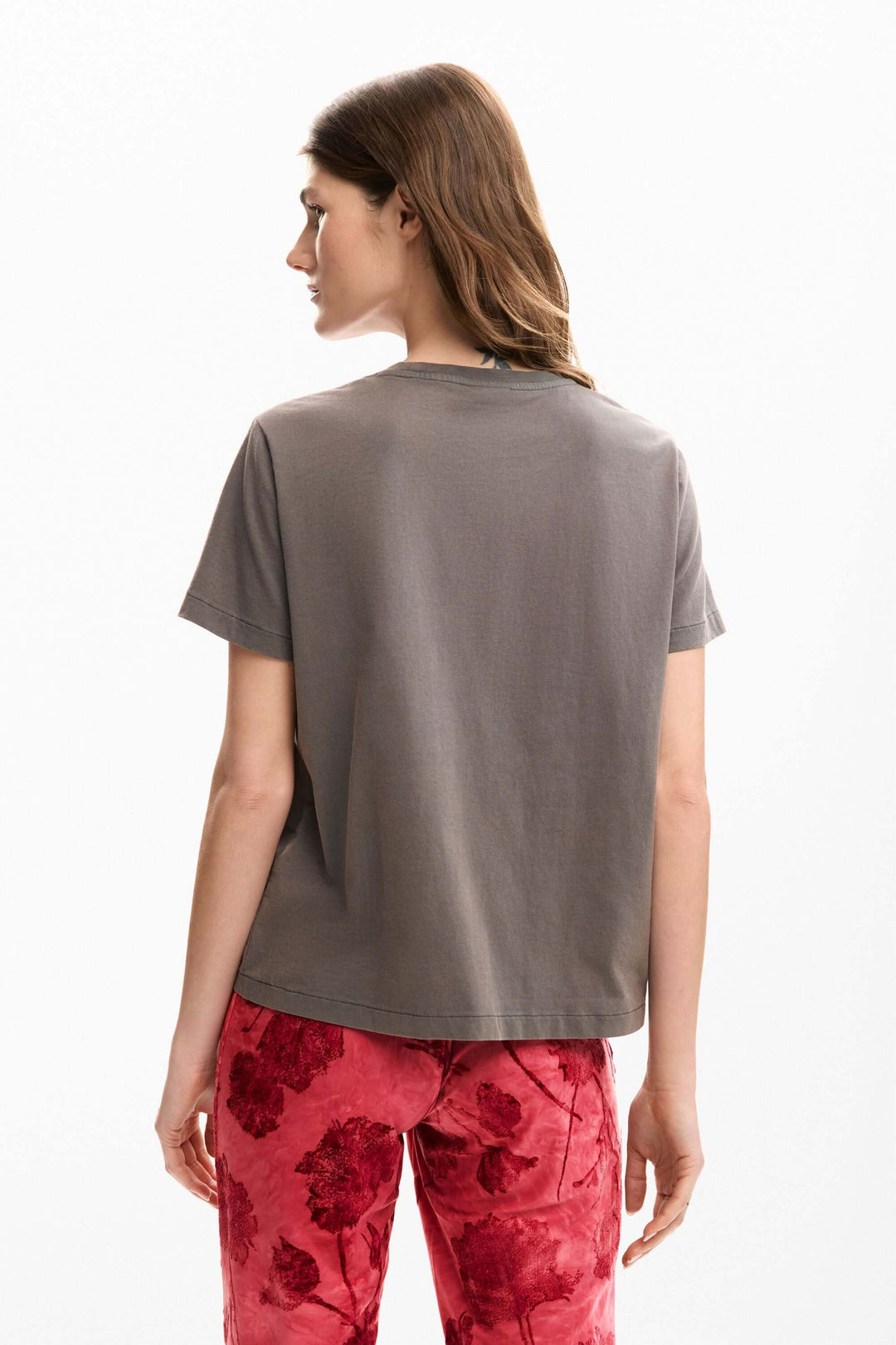 Vue arrière du T-shirt cœur tigre gris à manches courtes, assorti à un pantalon imprimé floral rouge. Style casual et contemporain.