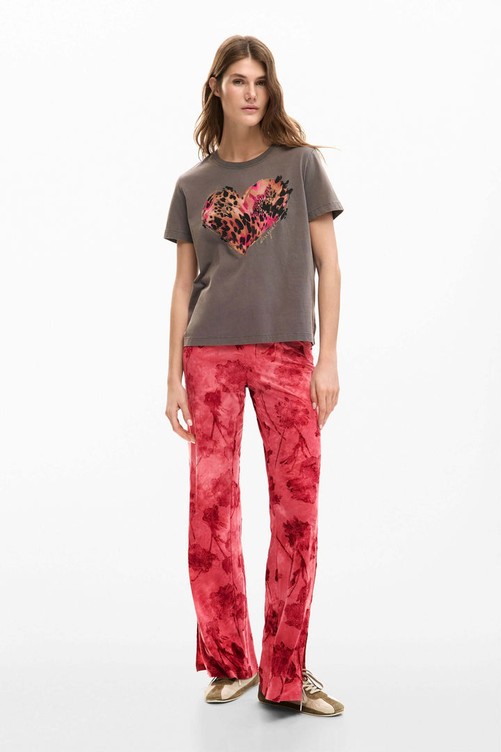 Femme portant un T-shirt cœur tigre avec motif graphique, coupe droite et décontractée, manches courtes, idéal pour un style casual.