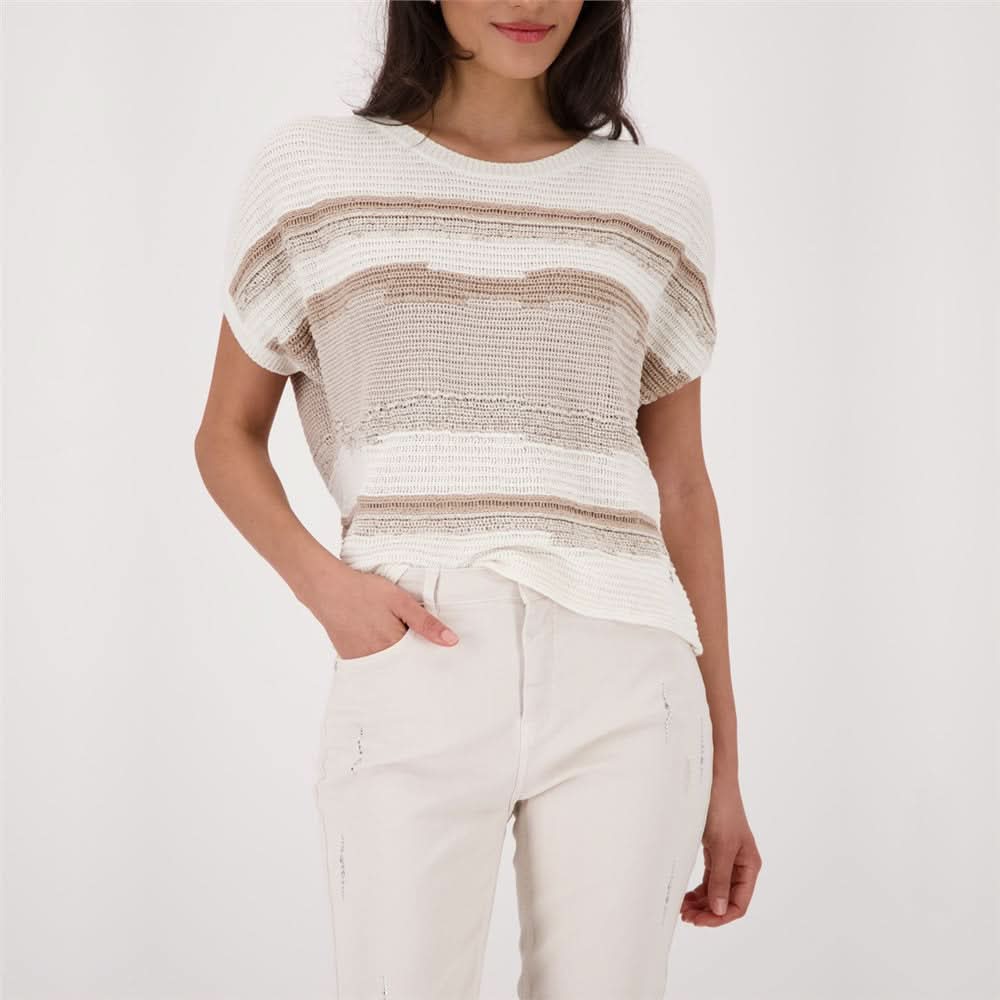 T-shirt de tricot texturé pour femme avec rayures et manches courtes, style moderne et confortable.