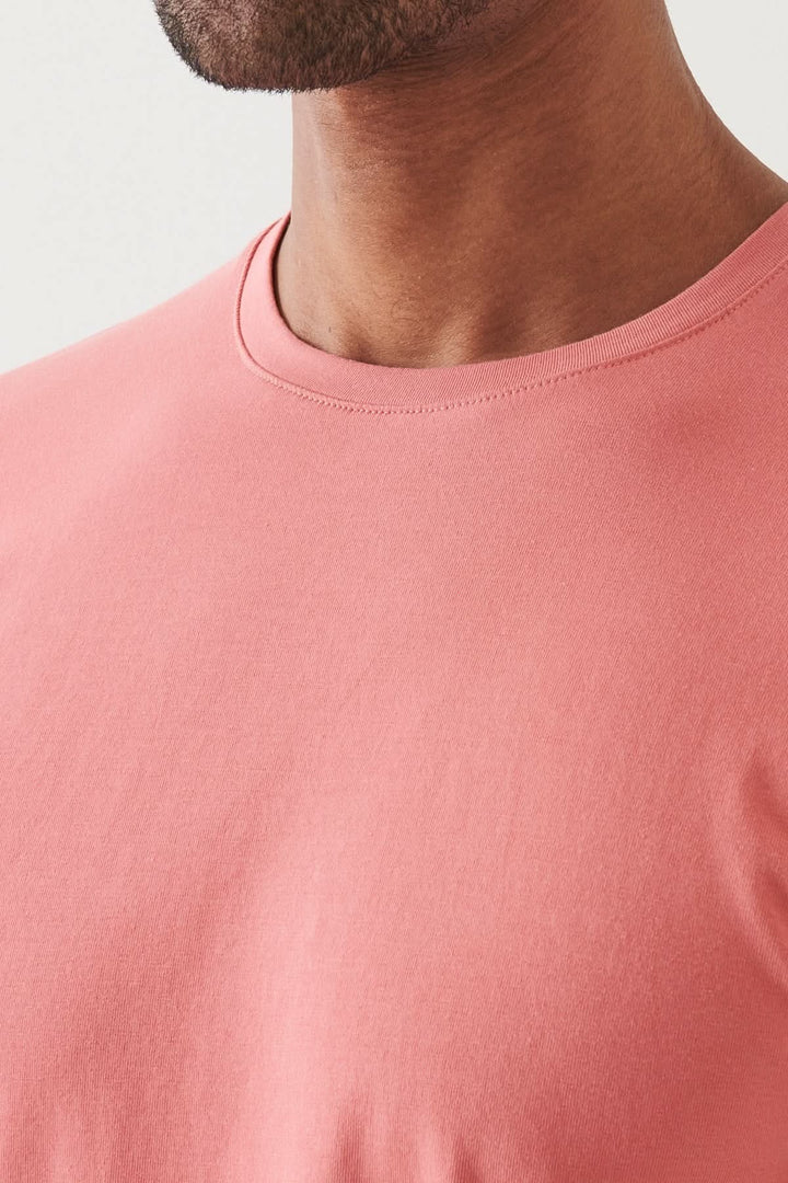 T-shirt en coton Pima rose, ultra-doux avec col rond, parfait pour une allure élégante et décontractée.