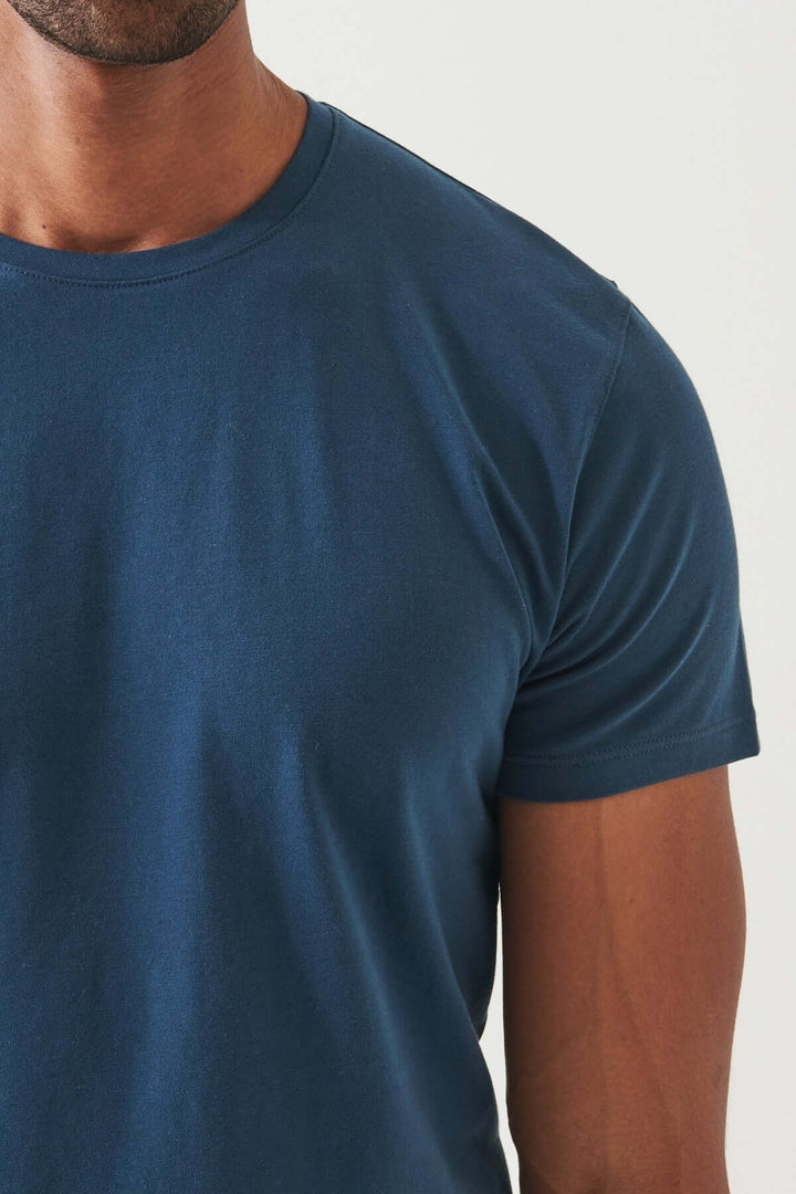 T-shirt en coton Pima de luxe, couleur bleu marine, ultra-doux et élégant pour un style décontracté.