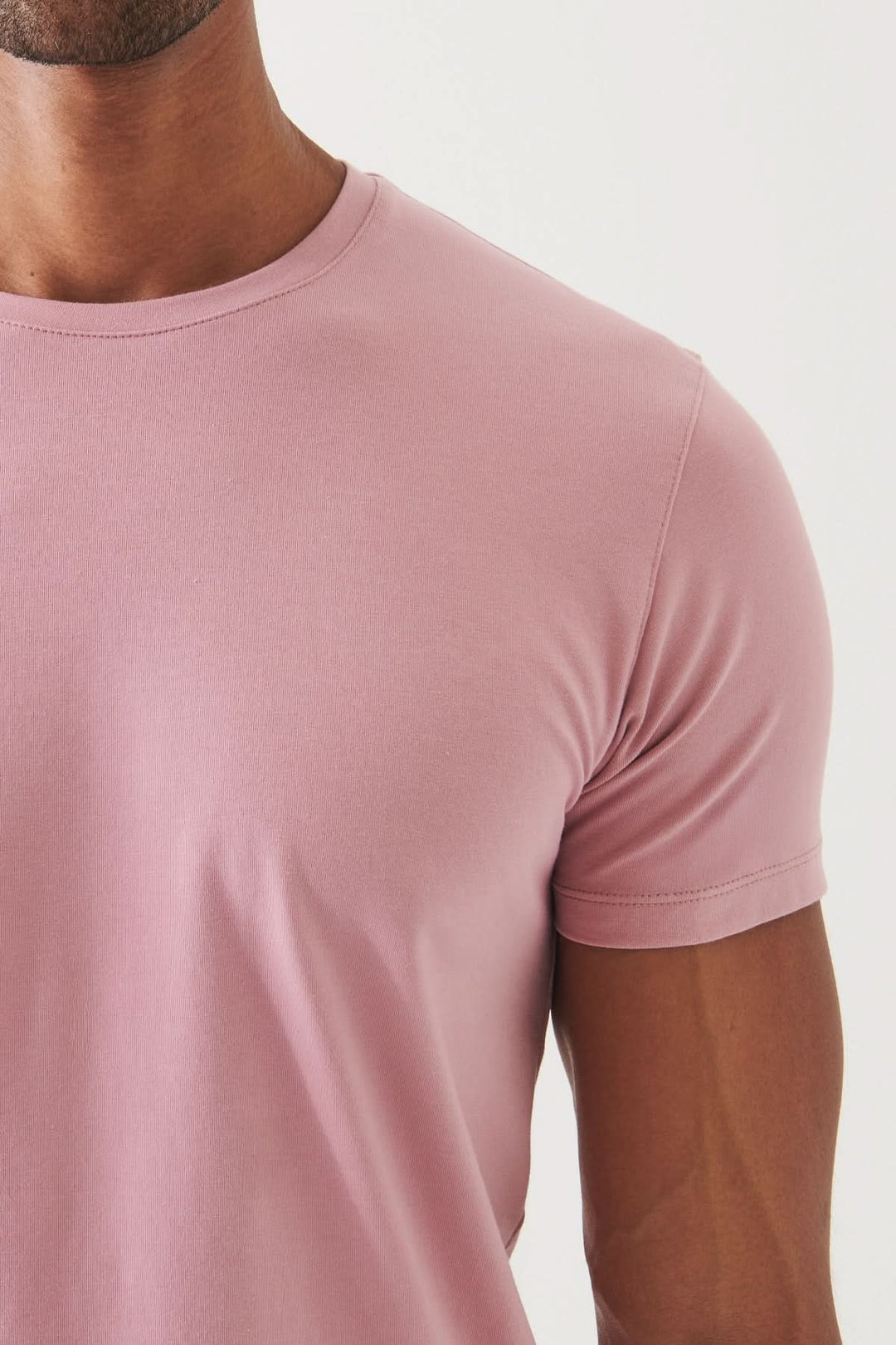 T-shirt en coton Pima rose, ultra-doux, classique et élégant, parfait pour un look décontracté.