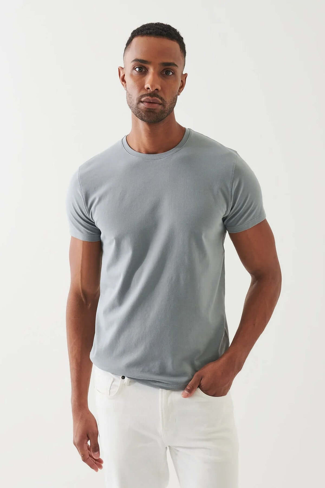 T-shirt en pima coton gris sur un homme, style décontracté, élégant et confortable.