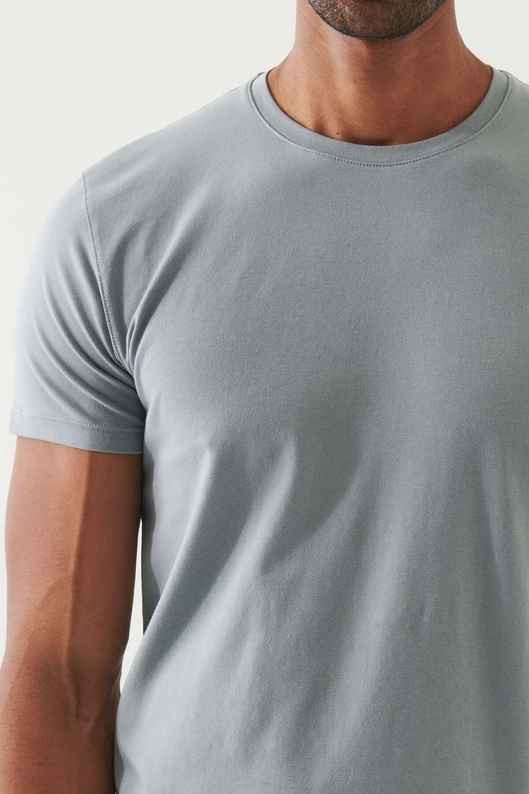T-shirt en coton Pima dans une teinte gris doux, offrant confort et élégance décontractée.