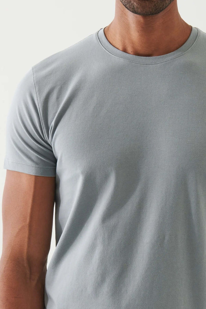 T-shirt en coton Pima dans une teinte gris doux, offrant confort et élégance décontractée.