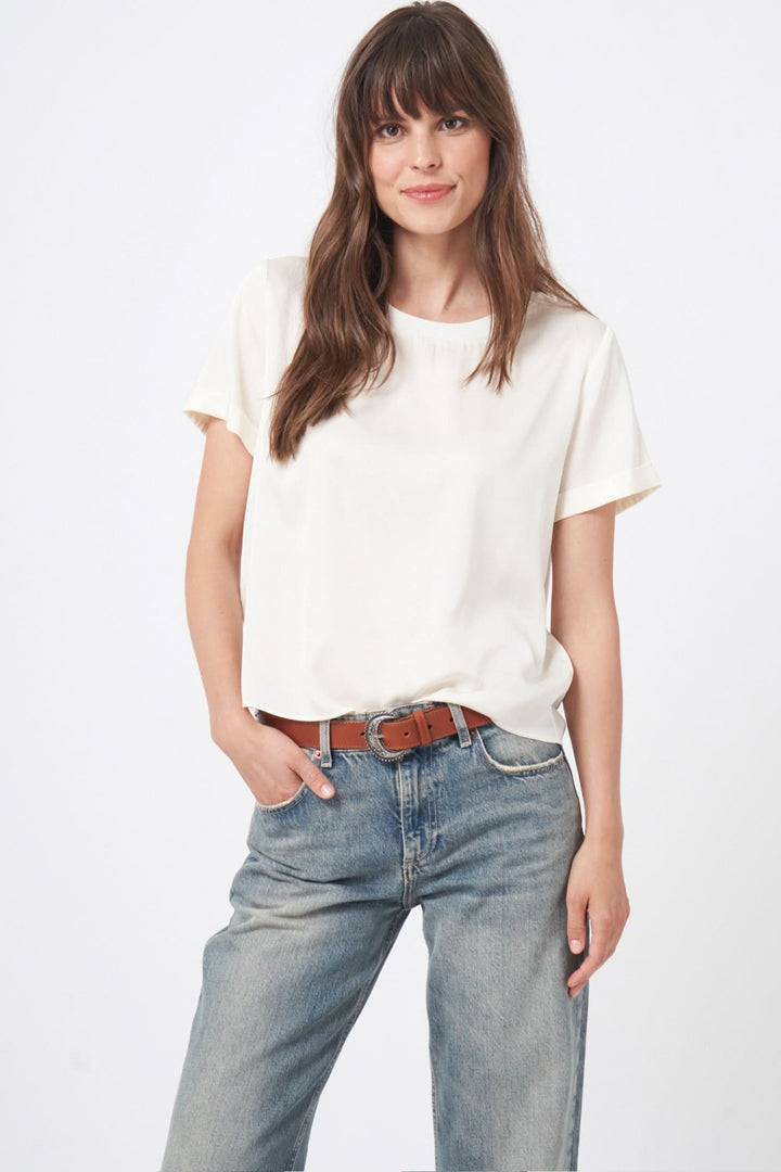 T-shirt en soie blanche sur mannequin, coupe droite et fluide, style chic et décontracté.