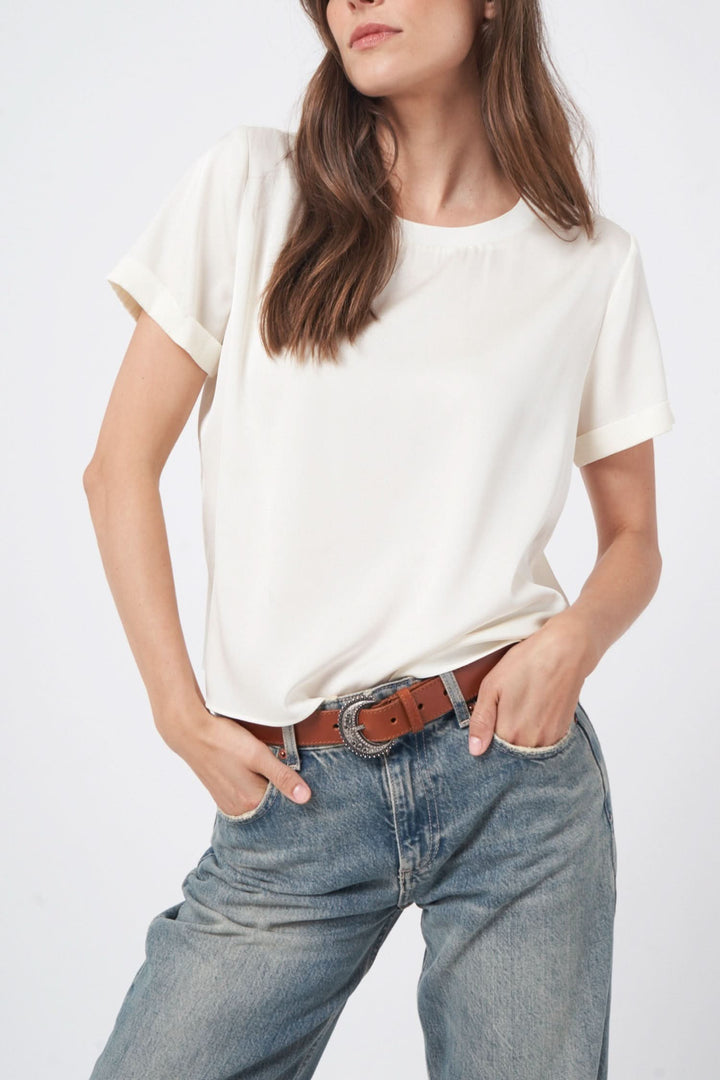 T-shirt en soie extensible, coupe droite, manches courtes, style chic et décontracté, porté avec un jean.