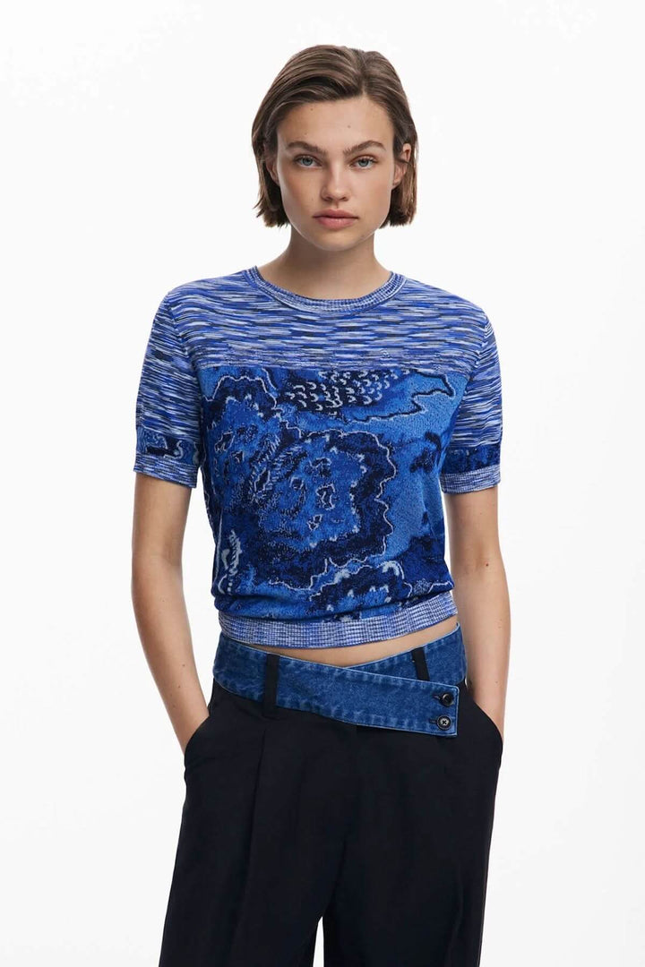 T-shirt en tricot à manches courtes avec motif texturé façon carte topographique en maille jacquard, porté par un modèle.