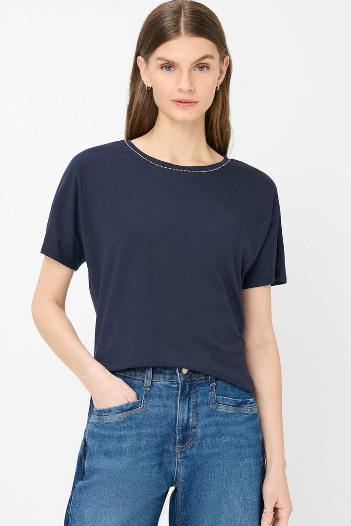 T-shirt encolure perlée Caelen porté par mannequin, coupe décontractée et design moderne, idéal pour combinaisons mode.