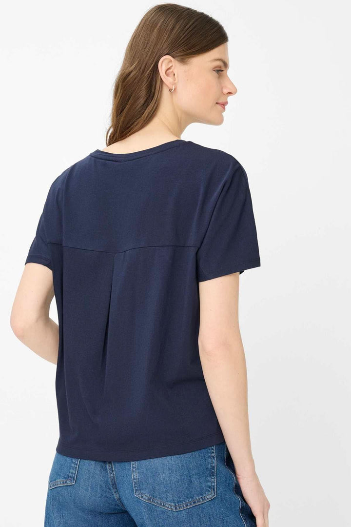 Vue arrière du T-shirt encolure perlée Caelen, coupe décontractée, manches courtes, couleur bleu marine, tissu doux.