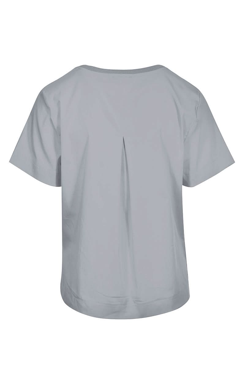 Vue arrière d'un T-shirt essentiel à encolure ronde en tissu doux, coupe droite, manches courtes et finition minimaliste.