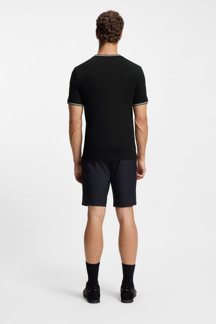 Homme portant un T-shirt essentiel à manches courtes de dos, coupe ajustée et finition contrastante, style minimaliste.