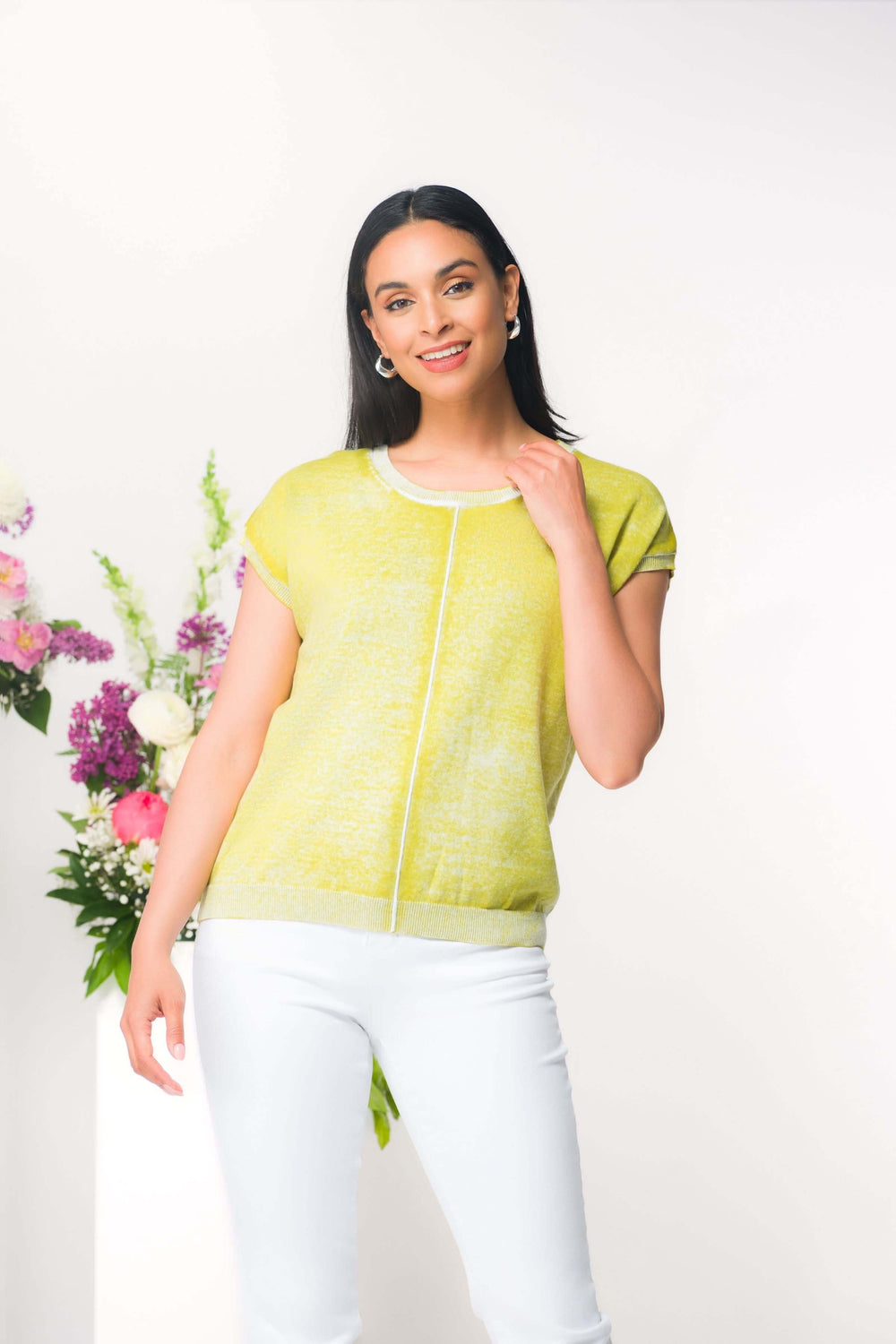 Femme portant un T-shirt fluide jaune avec couture décorative, idéal pour un look décontracté et confortable.