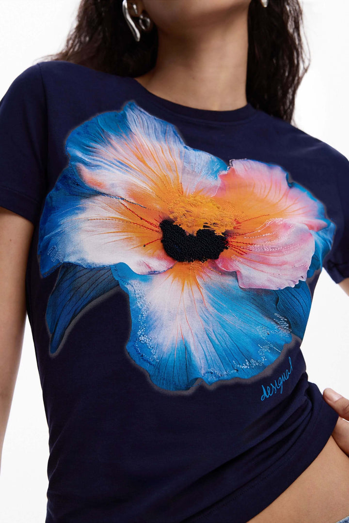 T-shirt grande fleur à manches courtes avec motif floral coloré sur fond sombre, coupe ajustée moderne et féminine.