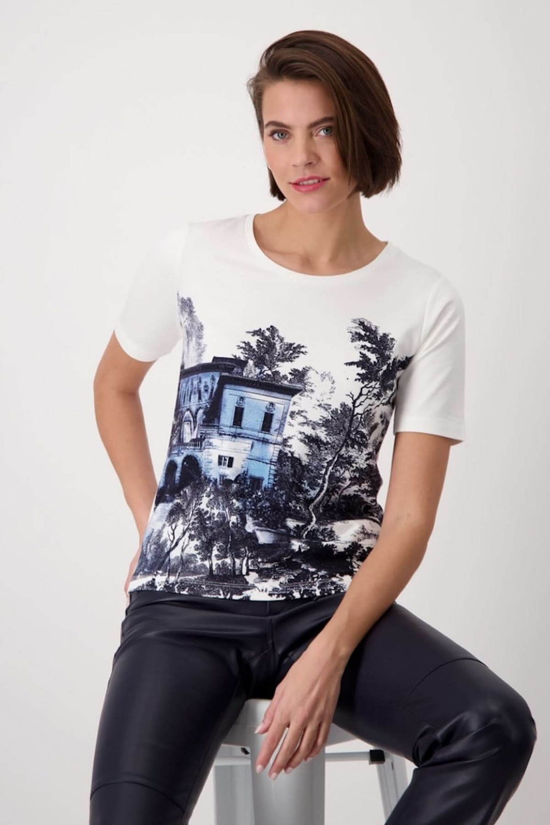 T-shirt imprimé « Jardin Anglais » en coton-modal avec strass, porté par un modèle, look chic et décontracté.